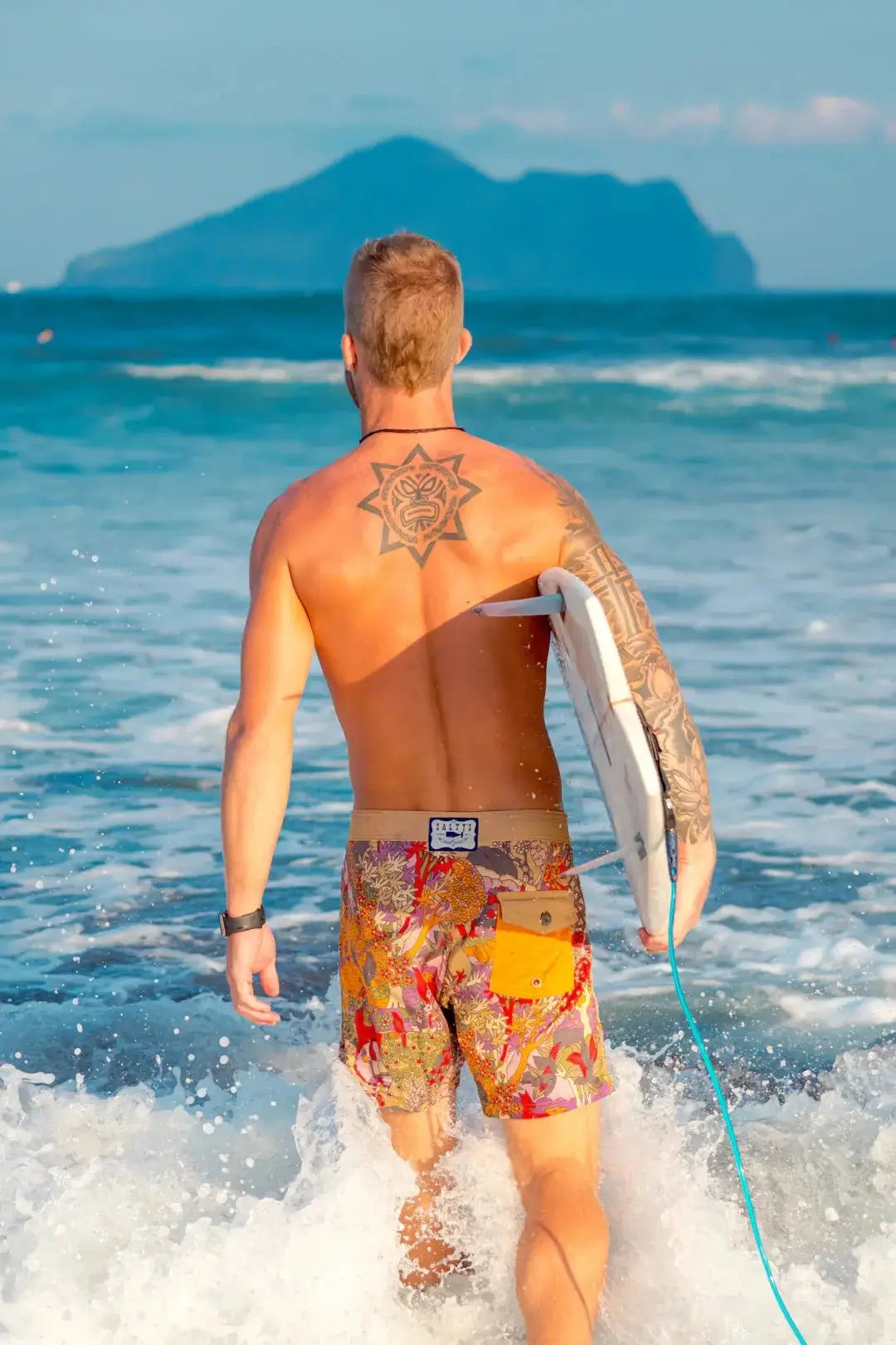 Bold & Bright: Hawaiian Shirts for Men Who Stand Out - Dan Flashes