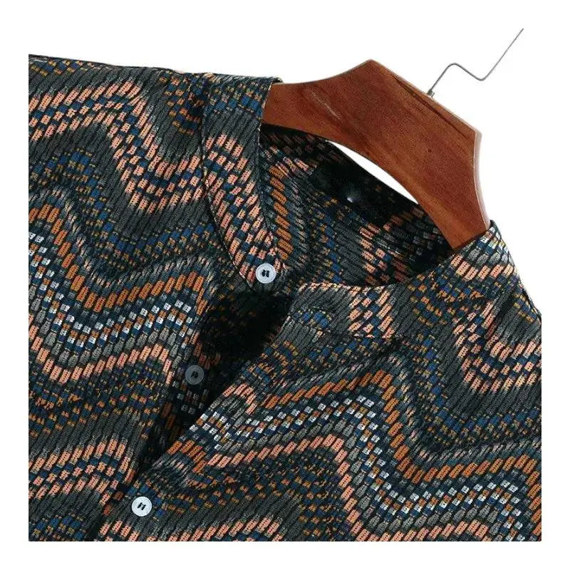 Zigzag Pattern Short-Sleeve Shirt, collar detail
